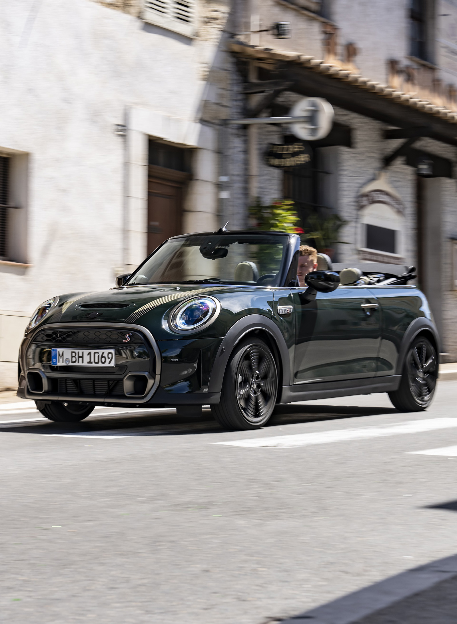 2023 MINI Cooper S Convertible Resolute Edition Front Three-Quarter Wallpapers #19 of 67