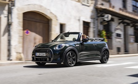 2023 MINI Cooper S Convertible Resolute Edition Front Three-Quarter Wallpapers 450x275 (20)