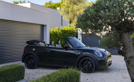 2023 MINI Cooper S Convertible Resolute Edition Front Three-Quarter Wallpapers 450x275 (37)