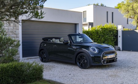 2023 MINI Cooper S Convertible Resolute Edition Front Three-Quarter Wallpapers 450x275 (38)