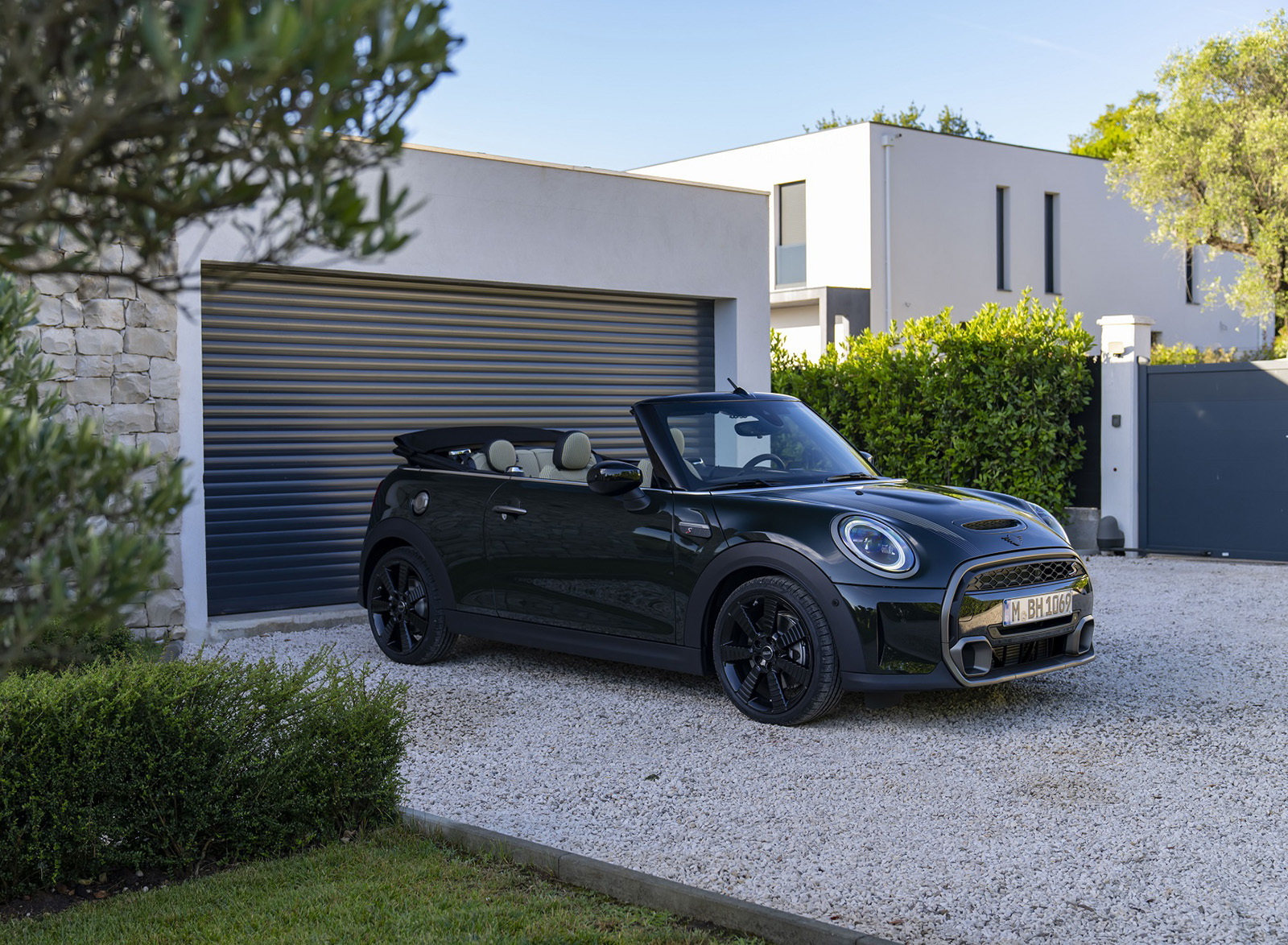 2023 MINI Cooper S Convertible Resolute Edition Front Three-Quarter Wallpapers #38 of 67