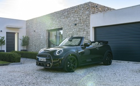 2023 MINI Cooper S Convertible Resolute Edition Front Three-Quarter Wallpapers 450x275 (40)