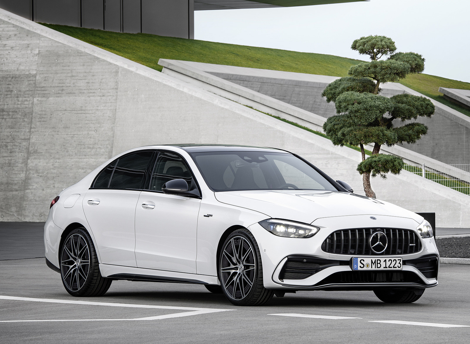 2023 Mercedes-AMG C 43 4MATIC (Color: Opalite White) Front Three-Quarter Wallpapers #12 of 94