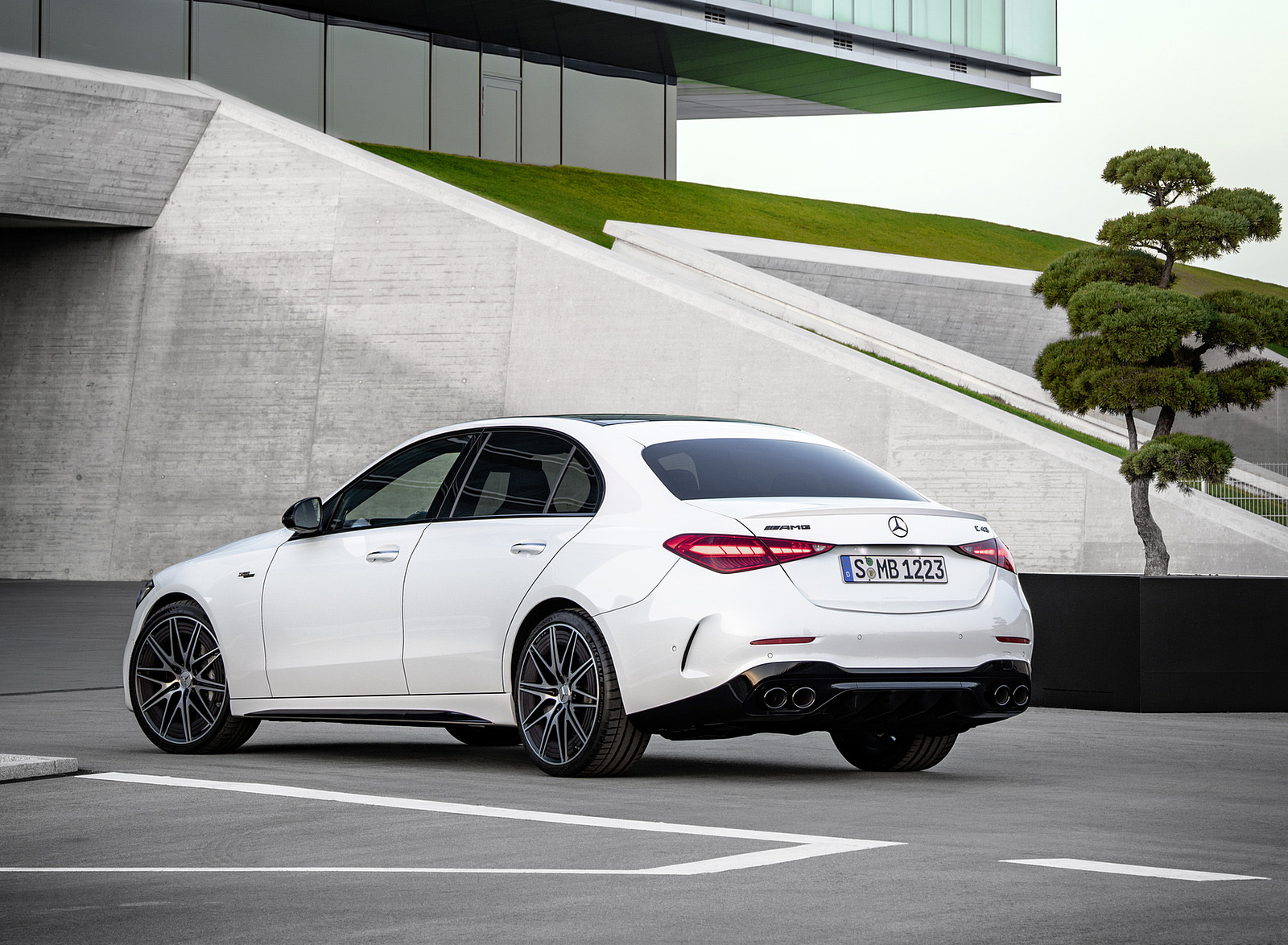 2023 Mercedes-AMG C 43 4MATIC (Color: Opalite White) Rear Three-Quarter Wallpapers #14 of 94