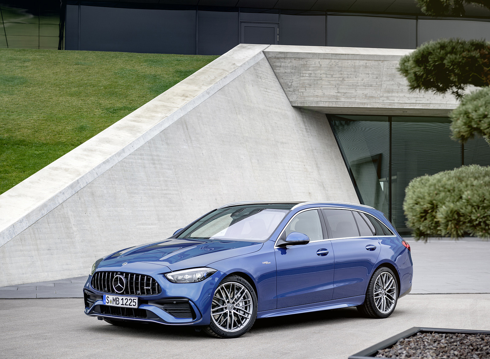 2023 Mercedes-AMG C 43 Estate 4MATIC T-Modell (Color: Spectral Blue) Front Three-Quarter Wallpapers #13 of 29