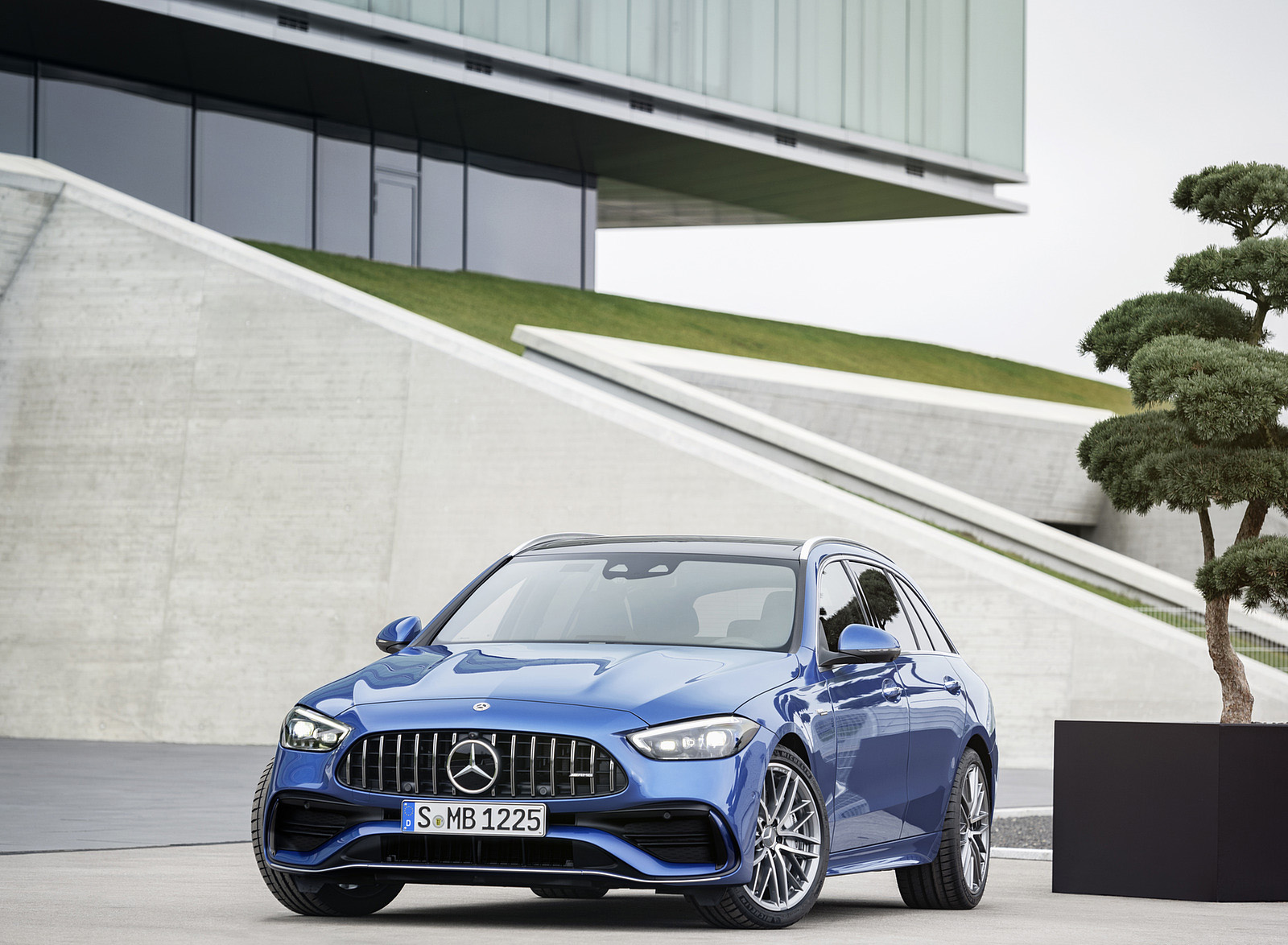 2023 Mercedes-AMG C 43 Estate 4MATIC T-Modell (Color: Spectral Blue) Front Wallpapers #15 of 29