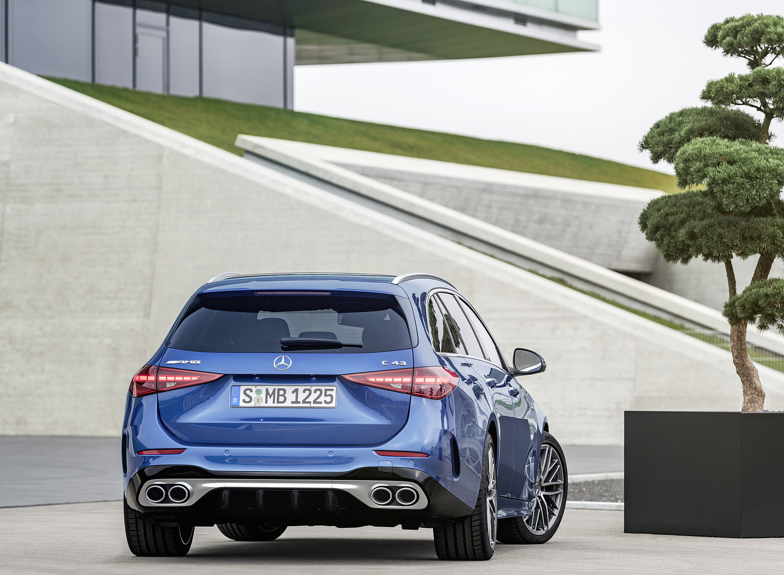 2023 Mercedes-AMG C 43 Estate 4MATIC T-Modell (Color: Spectral Blue) Rear Wallpapers #16 of 29