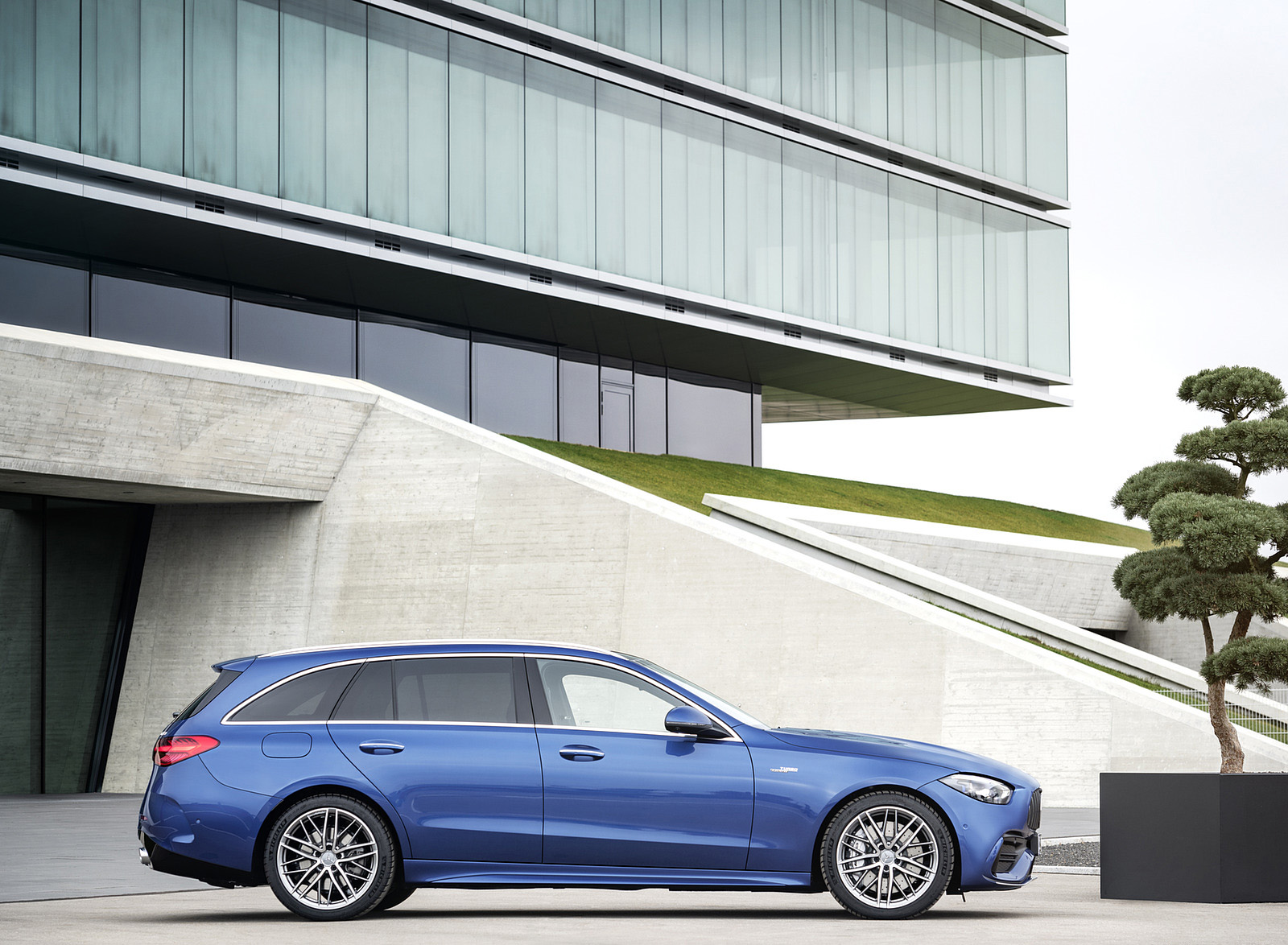 2023 Mercedes-AMG C 43 Estate 4MATIC T-Modell (Color: Spectral Blue) Side Wallpapers #17 of 29