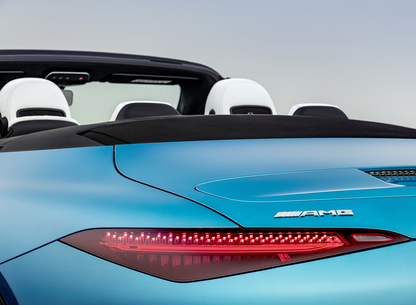 2023 Mercedes-AMG SL 43 (Color: Hyperblue Metallic) Detail Wallpapers #35 of 43