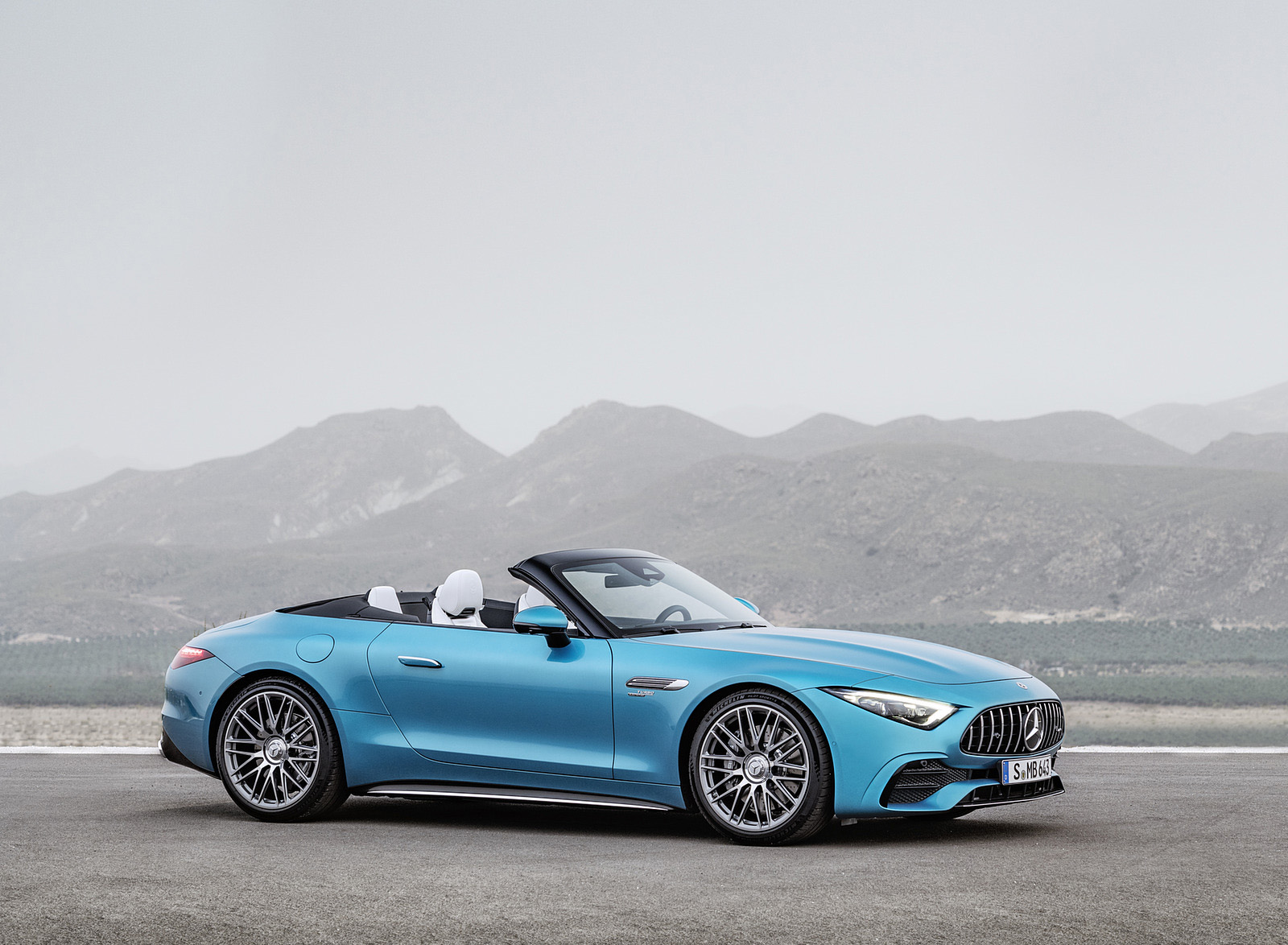 2023 Mercedes-AMG SL 43 (Color: Hyperblue Metallic) Front Three-Quarter Wallpapers #18 of 43