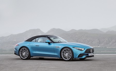 2023 Mercedes-AMG SL 43 (Color: Hyperblue Metallic) Front Three-Quarter Wallpapers 450x275 (19)