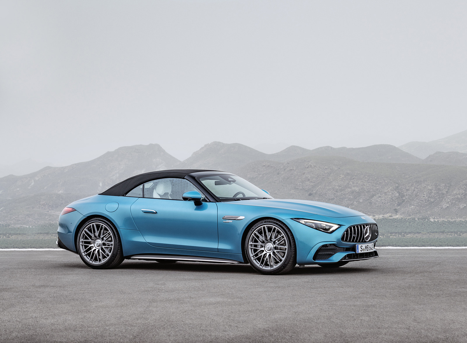 2023 Mercedes-AMG SL 43 (Color: Hyperblue Metallic) Front Three-Quarter Wallpapers #19 of 43