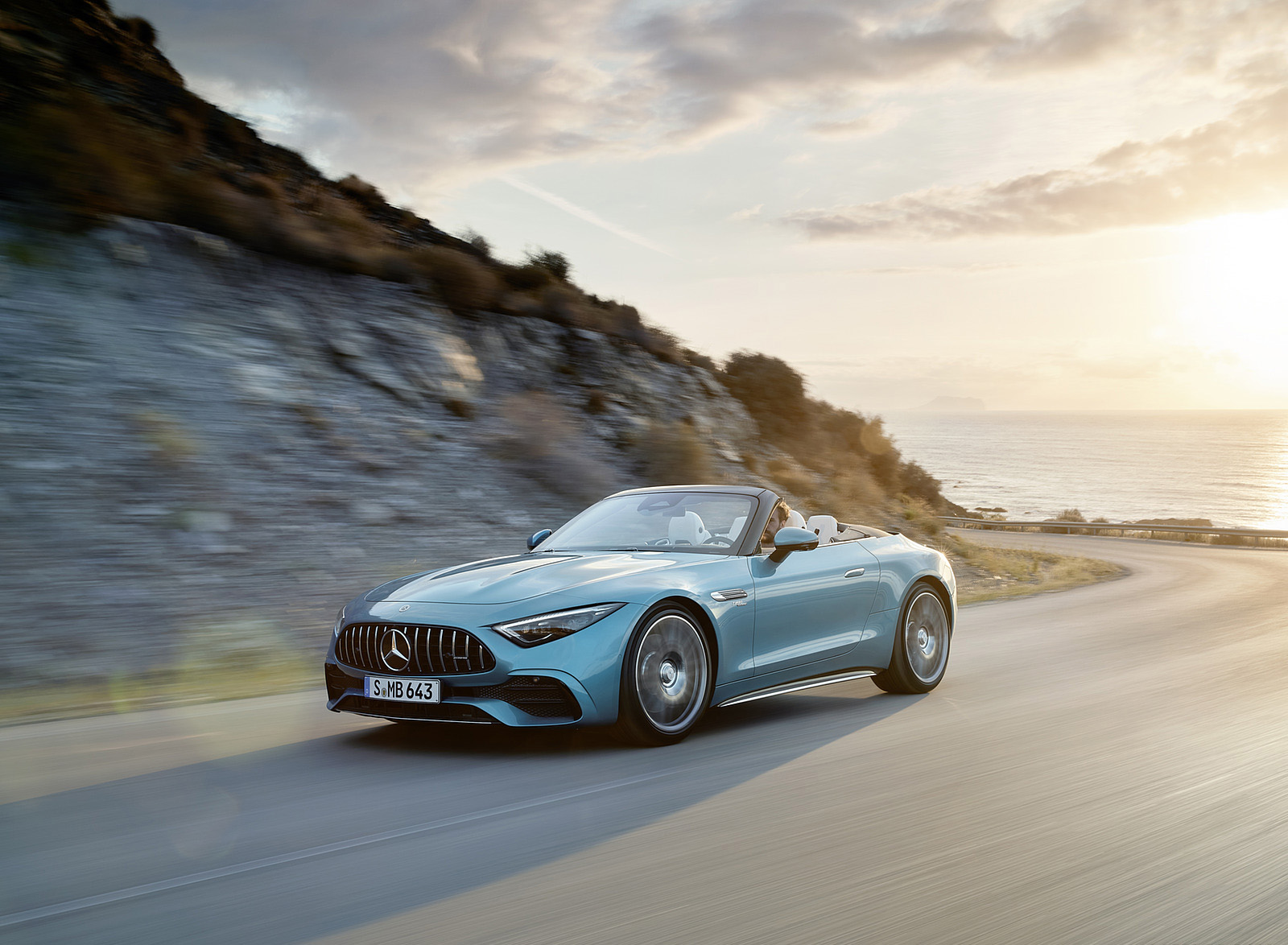 2023 Mercedes-AMG SL 43 (Color: Hyperblue Metallic) Front Three-Quarter Wallpapers #10 of 43