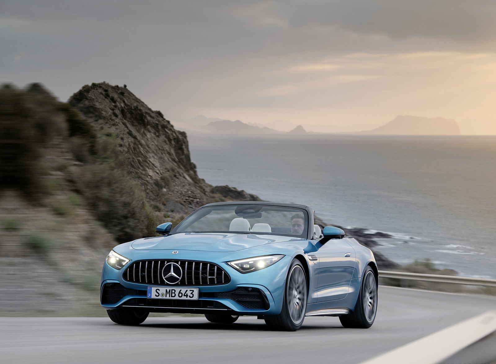 2023 Mercedes-AMG SL 43 (Color: Hyperblue Metallic) Front Wallpapers  #11 of 43