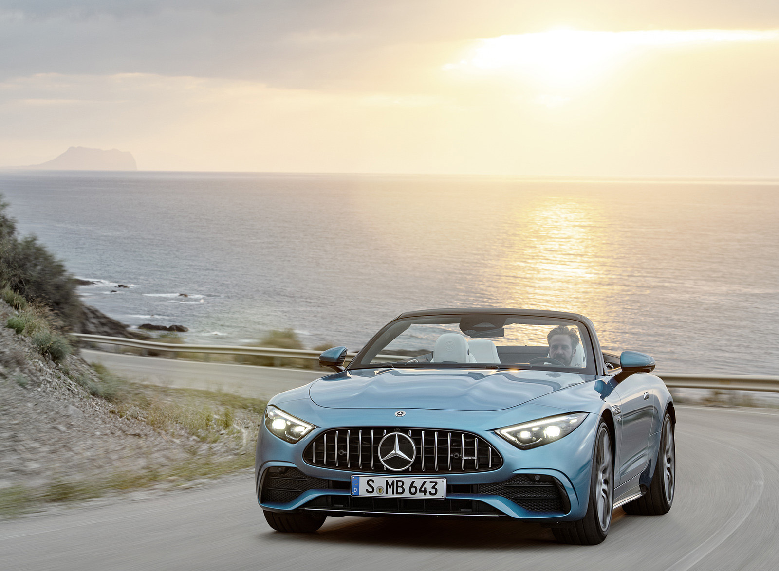 2023 Mercedes-AMG SL 43 (Color: Hyperblue Metallic) Front Wallpapers #12 of 43
