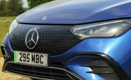 2023 Mercedes-Benz EQE 350+ (UK-Spec) Grille Wallpapers 450x275 (32)