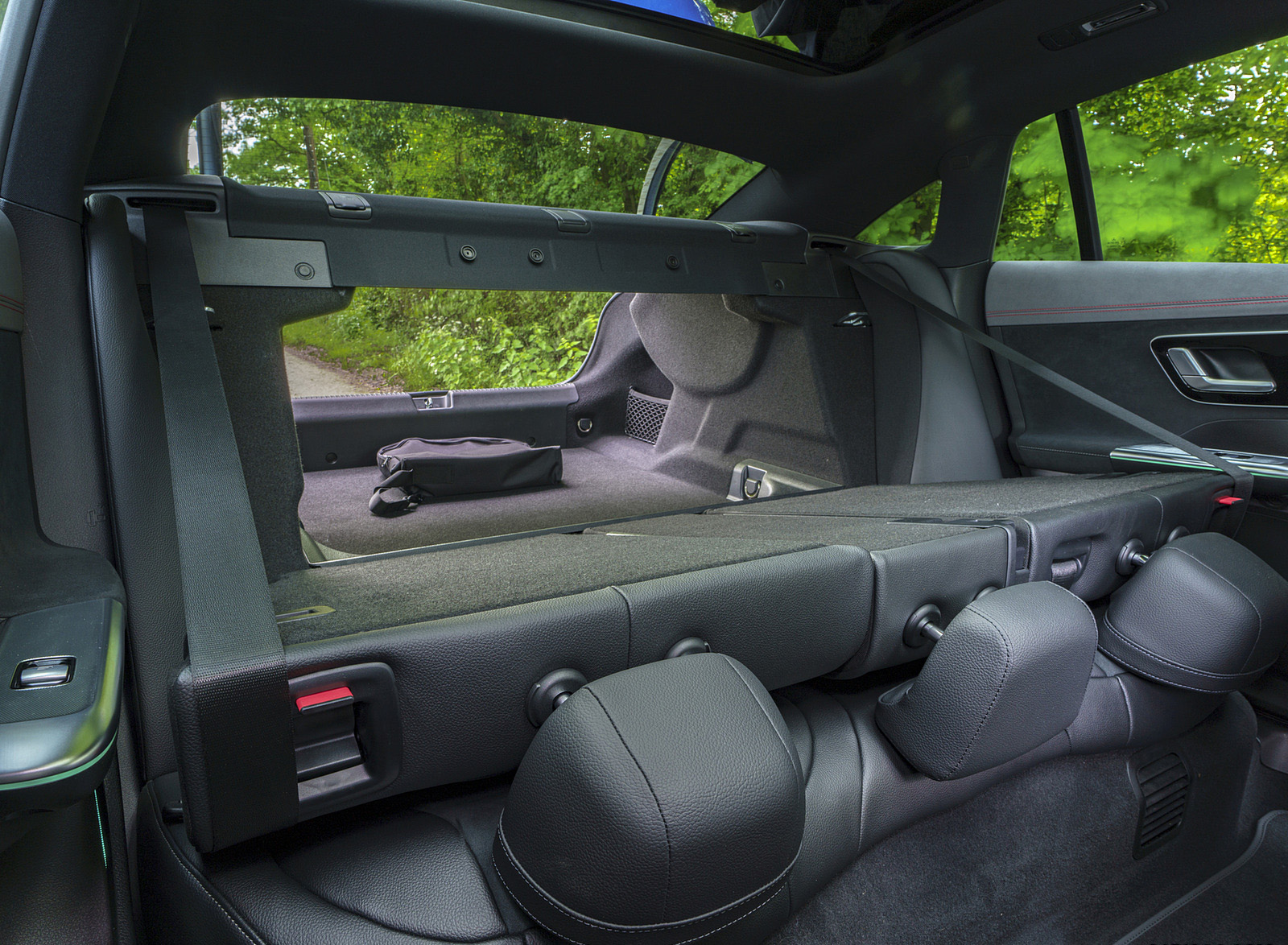 2023 Mercedes-Benz EQE 350+ (UK-Spec) Interior Rear Seats Wallpapers #54 of 96