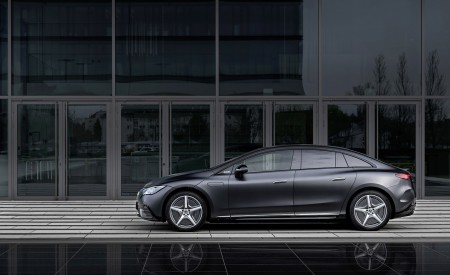 2023 Mercedes-Benz EQE 500 4MATIC (Color: Graphite Gray Magno) Side Wallpapers 450x275 (30)