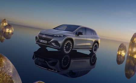 2023 Mercedes-Benz EQS SUV 450+ AMG Line (Color: Diamond White) Front Three-Quarter Wallpapers 450x275 (66)