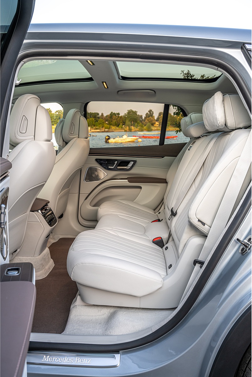 2023 Mercedes-Benz EQS SUV 450 4MATIC (Color: High-Tech Silver) Interior Rear Seats Wallpapers #152 of 212