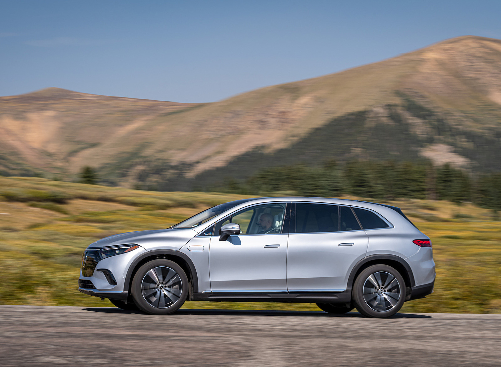 2023 Mercedes-Benz EQS SUV 450 4MATIC (Color: High-Tech Silver) Side Wallpapers #142 of 212