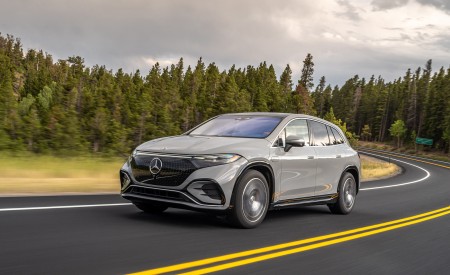 2023 Mercedes-Benz EQS SUV 580 4MATIC AMG Line (Color: Alpine Grey) Front Three-Quarter Wallpapers 450x275 (113)