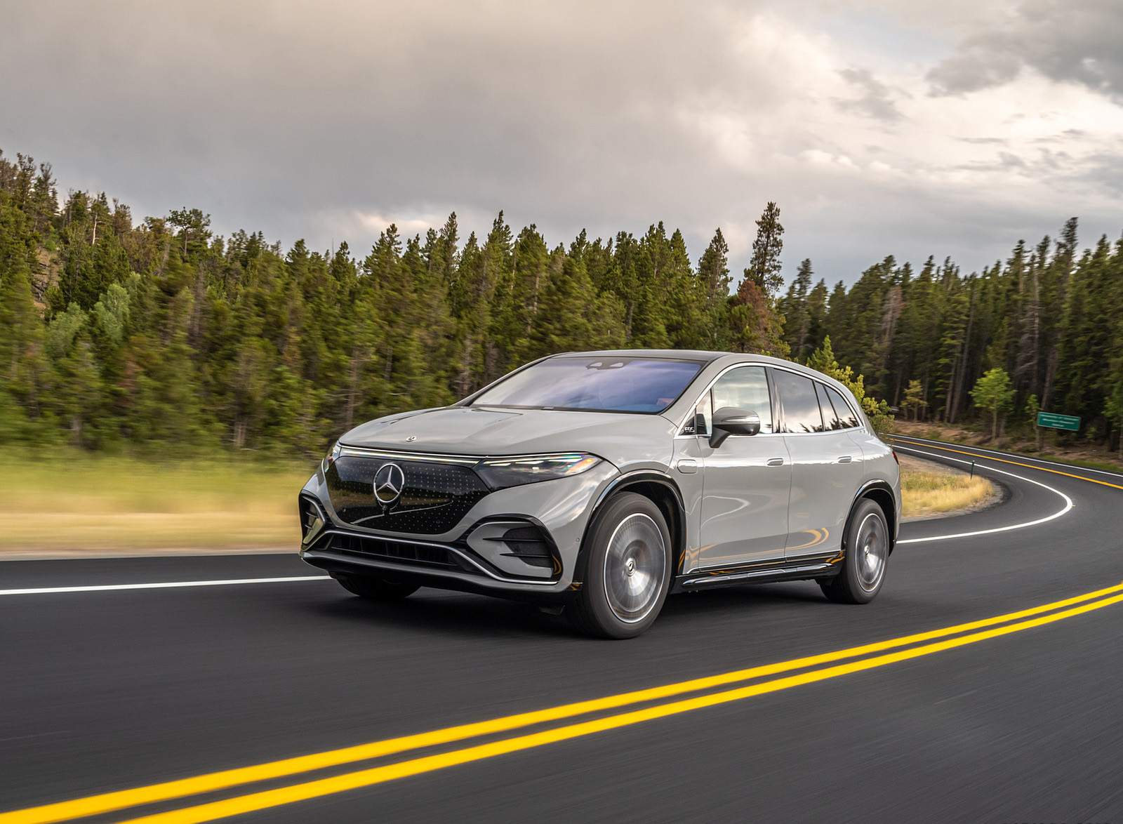 2023 Mercedes-Benz EQS SUV 580 4MATIC AMG Line (Color: Alpine Grey) Front Three-Quarter Wallpapers #113 of 212