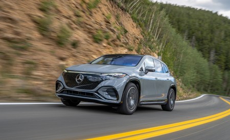 2023 Mercedes-Benz EQS SUV 580 4MATIC AMG Line (Color: Alpine Grey) Front Three-Quarter Wallpapers 450x275 (114)