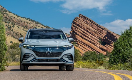 2023 Mercedes-Benz EQS SUV 580 4MATIC AMG Line (Color: Alpine Grey) Front Wallpapers 450x275 (109)