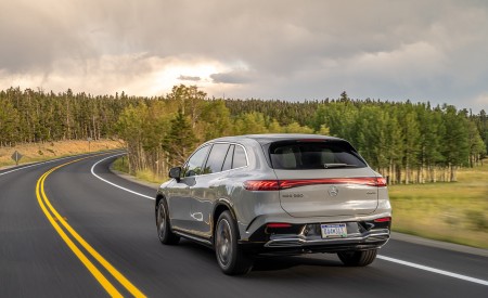 2023 Mercedes-Benz EQS SUV 580 4MATIC AMG Line (Color: Alpine Grey) Rear Three-Quarter Wallpapers 450x275 (116)