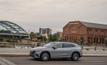 2023 Mercedes-Benz EQS SUV 580 4MATIC AMG Line (Color: Alpine Grey) Side Wallpapers 450x275 (117)