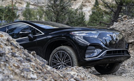 2023 Mercedes-Benz EQS SUV 580 4MATIC AMG Line (Color: Obsidian Black) Off-Road Wallpapers 450x275 (195)