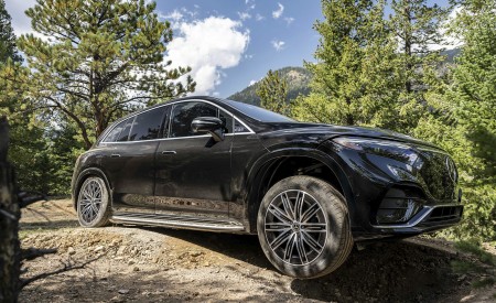 2023 Mercedes-Benz EQS SUV 580 4MATIC AMG Line (Color: Obsidian Black) Off-Road Wallpapers 450x275 (194)