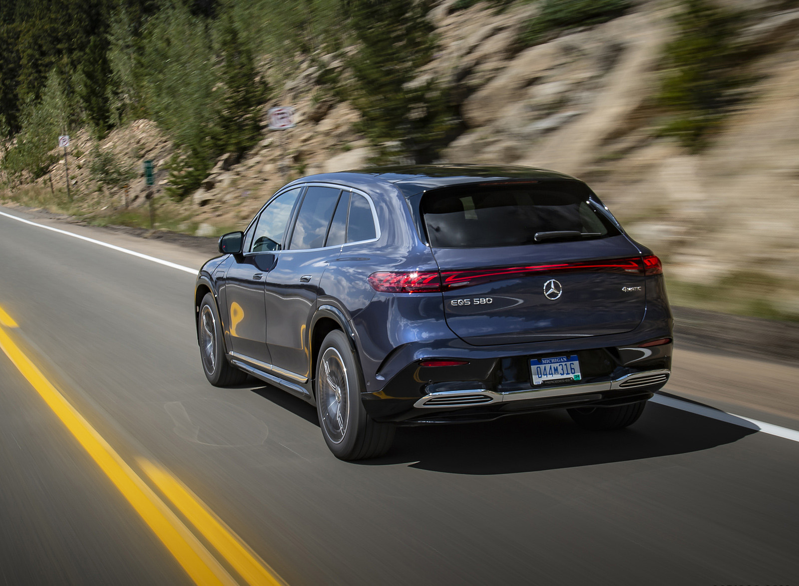 2023 Mercedes-Benz EQS SUV 580 4MATIC AMG Line (Color: Sodalite Blue) Rear Three-Quarter Wallpapers #178 of 212