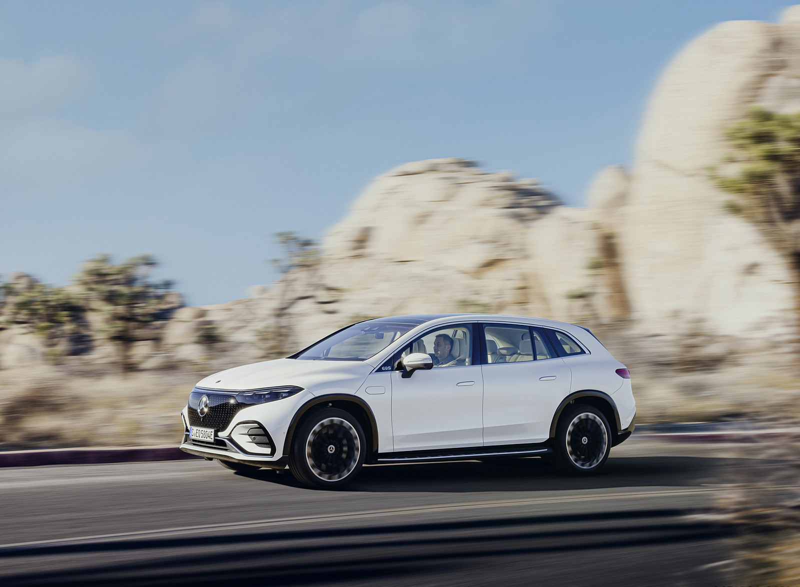 2023 Mercedes-Benz EQS SUV AMG Line (Color: Diamond White) Front Three-Quarter Wallpapers (4)