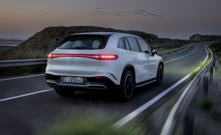 2023 Mercedes-Benz EQS SUV AMG Line (Color: Diamond White) Rear Three-Quarter Wallpapers 450x275 (14)