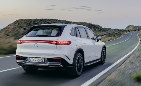 2023 Mercedes-Benz EQS SUV AMG Line (Color: Diamond White) Rear Three-Quarter Wallpapers 450x275 (6)