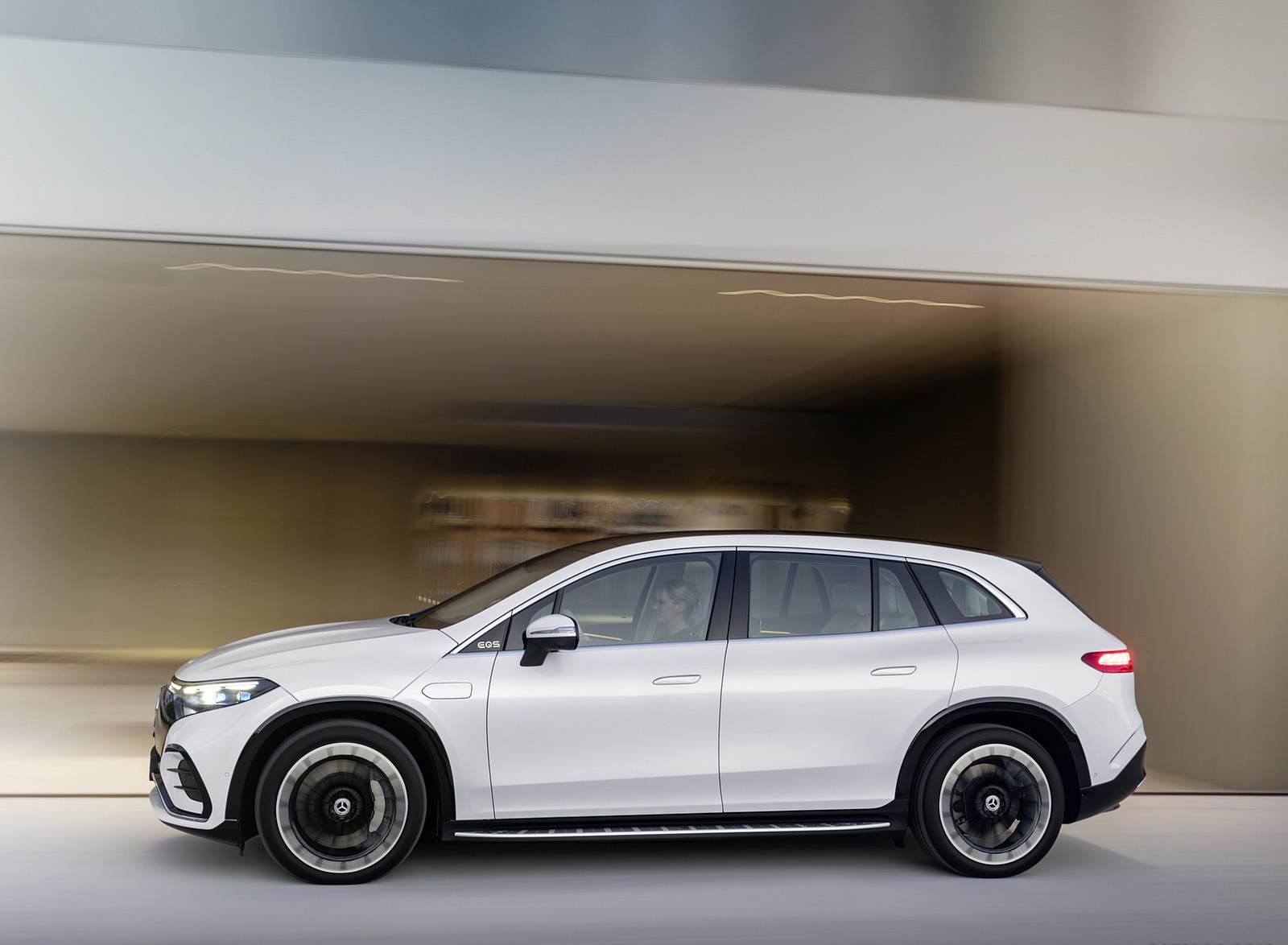 2023 Mercedes-Benz EQS SUV AMG Line (Color: Diamond White) Side Wallpapers #19 of 212