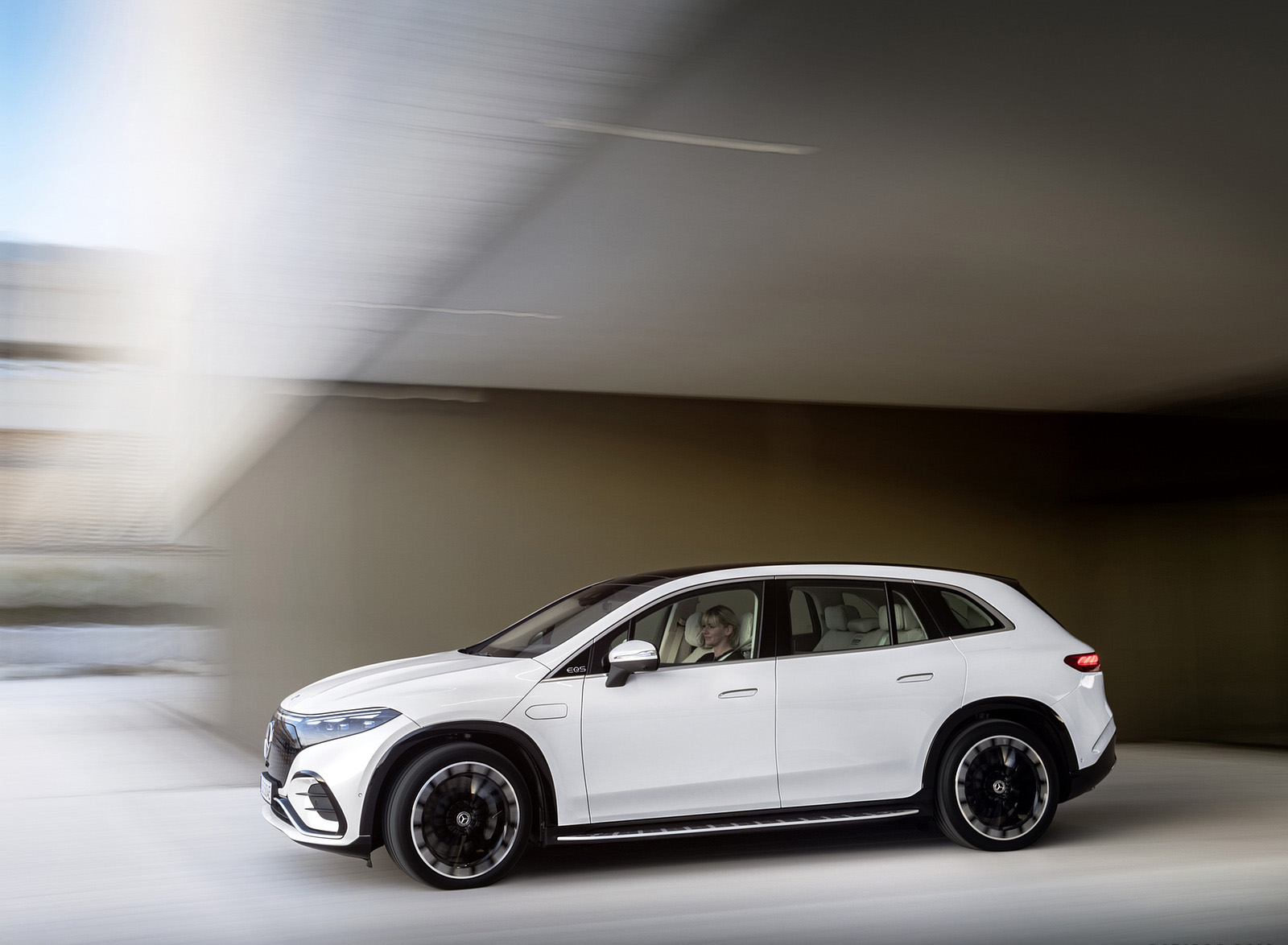 2023 Mercedes-Benz EQS SUV AMG Line (Color: Diamond White) Side Wallpapers #20 of 212