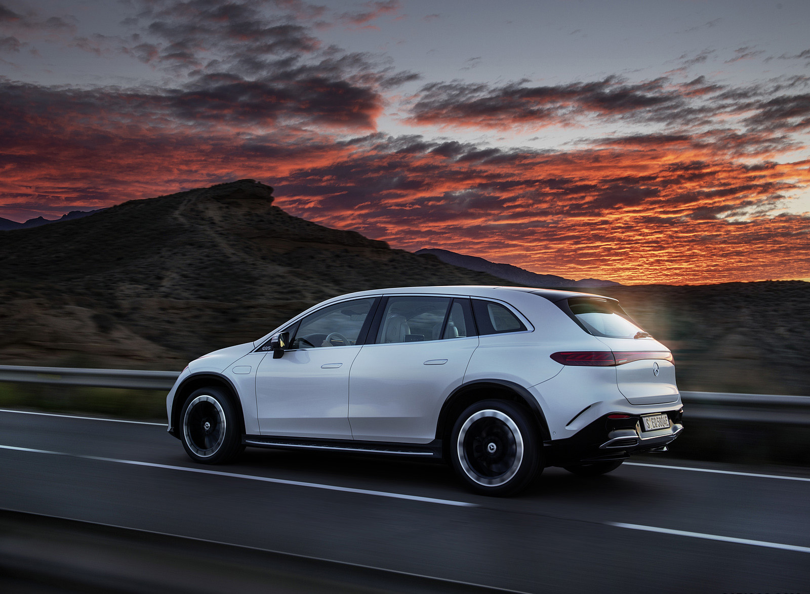2023 Mercedes-Benz EQS SUV AMG Line (Color: Diamond White) Side Wallpapers #16 of 212