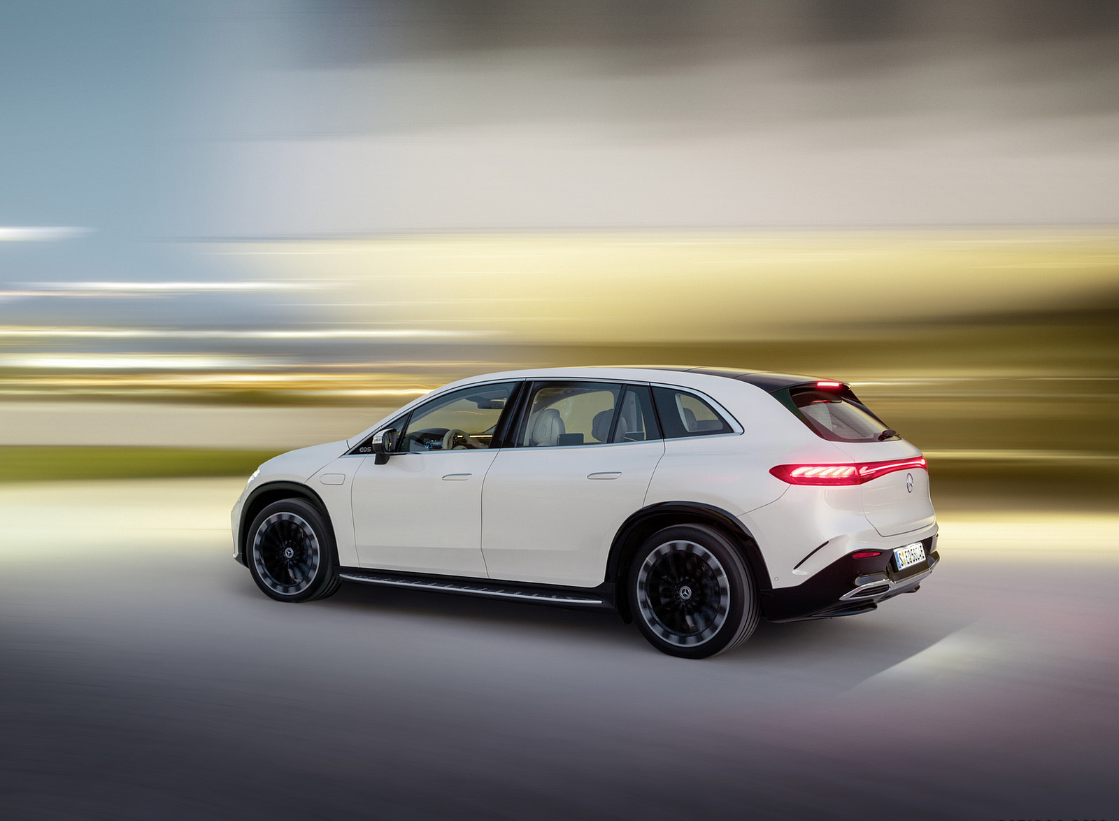 2023 Mercedes-Benz EQS SUV AMG Line (Color: Diamond White) Side Wallpapers #21 of 212