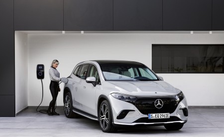 2023 Mercedes-Benz EQS SUV Electric Art Line (Color: Alpine Grey) Charging Wallpapers 450x275 (45)