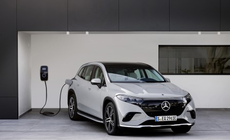 2023 Mercedes-Benz EQS SUV Electric Art Line (Color: Alpine Grey) Charging Wallpapers 450x275 (44)