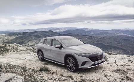 2023 Mercedes-Benz EQS SUV Electric Art Line (Color: Alpine Grey) Front Three-Quarter Wallpapers 450x275 (41)
