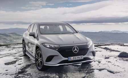 2023 Mercedes-Benz EQS SUV Electric Art Line (Color: Alpine Grey) Front Three-Quarter Wallpapers 450x275 (42)