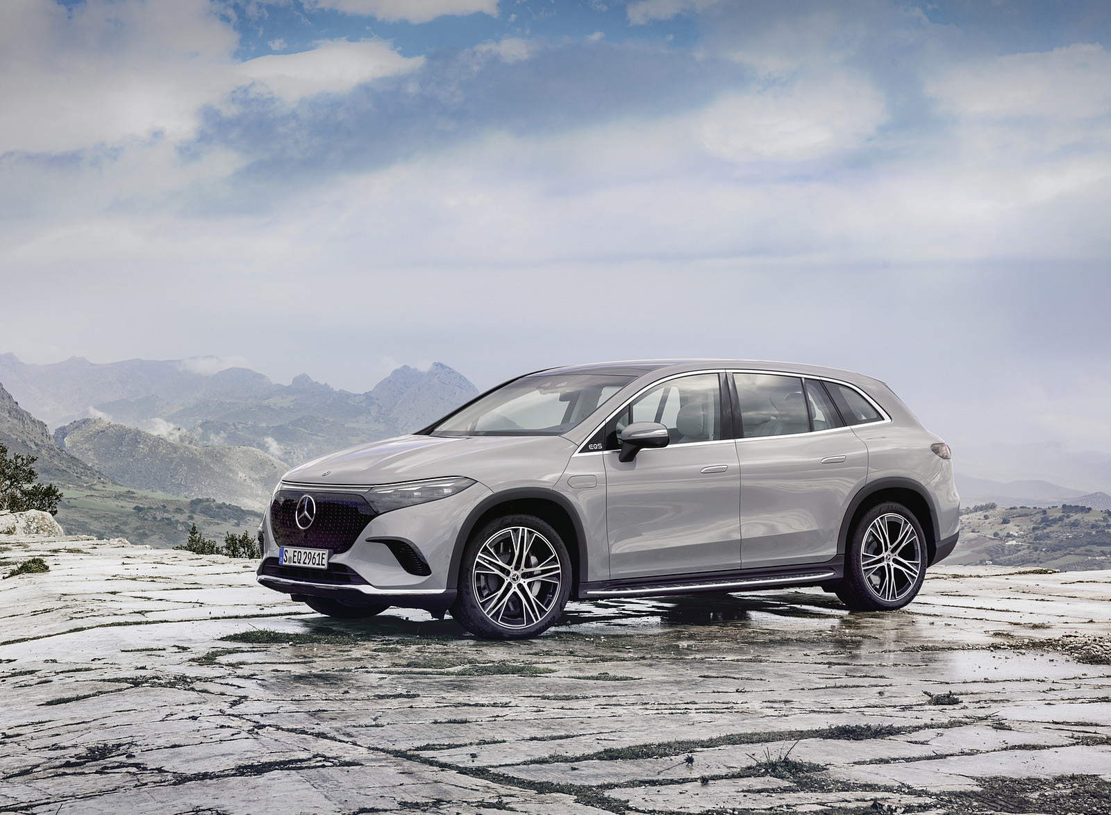 2023 Mercedes-Benz EQS SUV Electric Art Line (Color: Alpine Grey) Front Three-Quarter Wallpapers #31 of 212