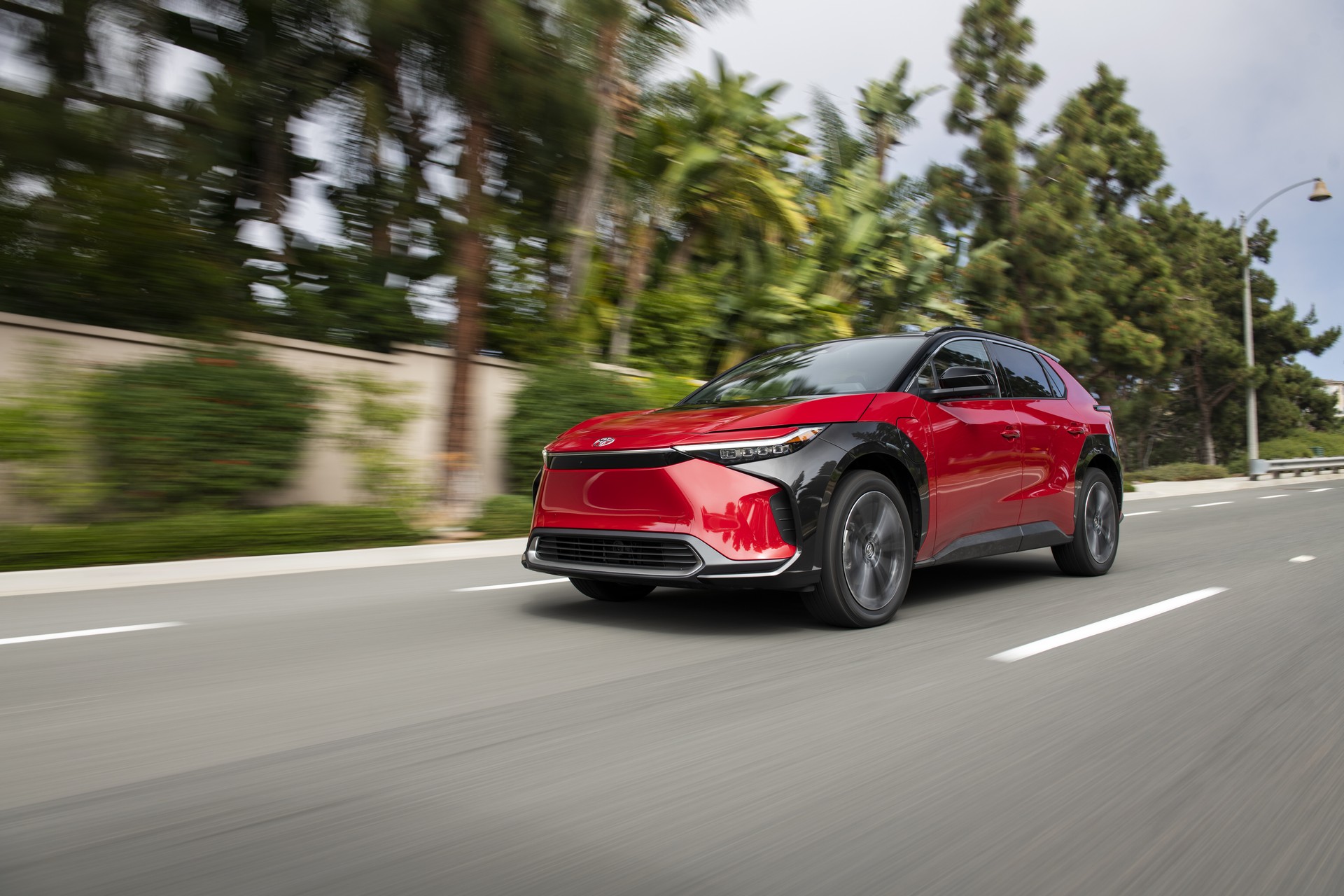 2023 Toyota bZ4X Limited AWD (Color: Supersonic Red) Front Three-Quarter Wallpapers (6)