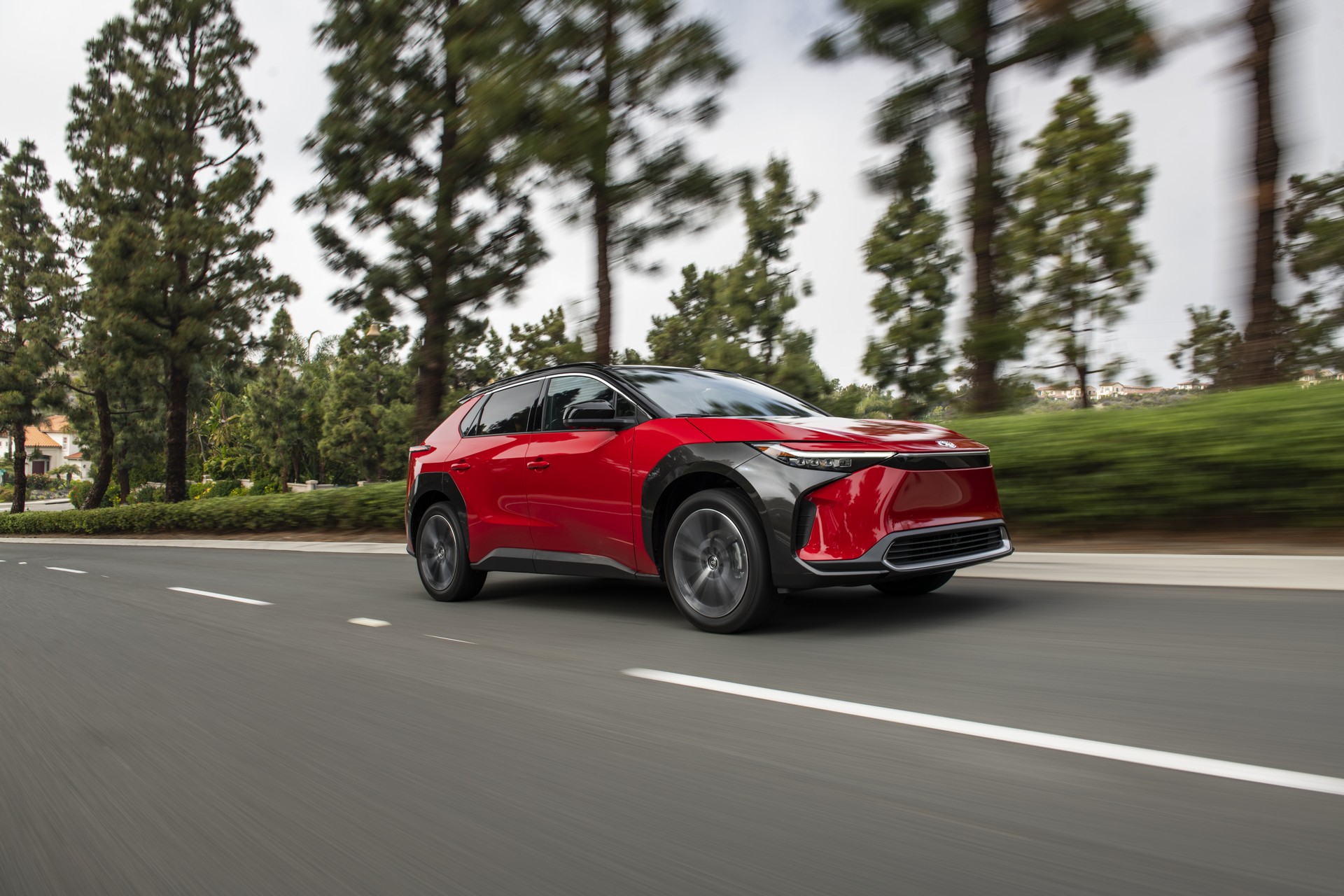 2023 Toyota bZ4X Limited AWD (Color: Supersonic Red) Front Three-Quarter Wallpapers (7)