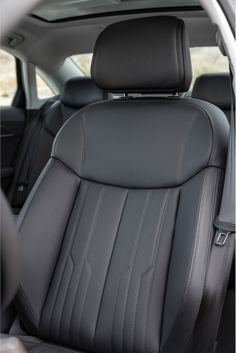 2022 Audi A8 (Color: Firmament Blue; US-Spec) Interior Front Seats Wallpapers #72 of 75