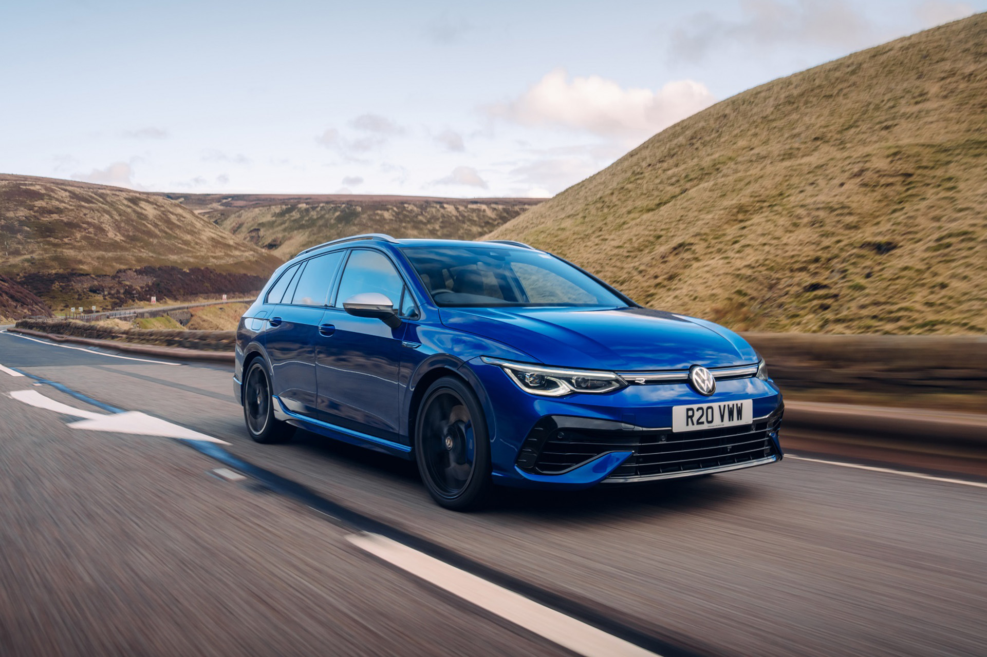 2022 Volkswagen Golf R Estate (UK-Spec) Front Three-Quarter Wallpapers #1 of 38